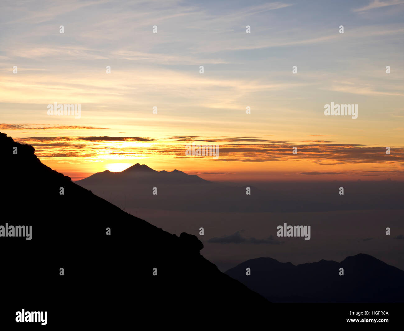 Sonnenaufgang über Lombok vom Kraterrand des Gunung Agung aus gesehen Stock Photo