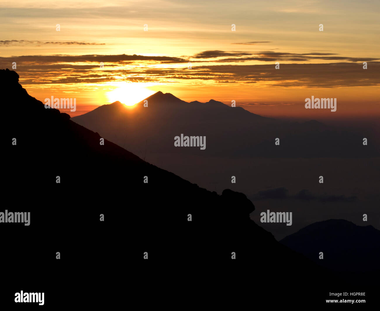 Sonnenaufgang über Lombok vom Kraterrand des Gunung Agung aus gesehen Stock Photo