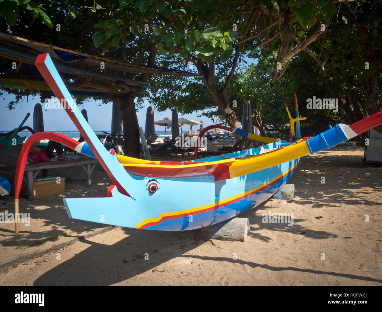 Traditionelles buntes Boot an Küste von Sanur Stock Photo