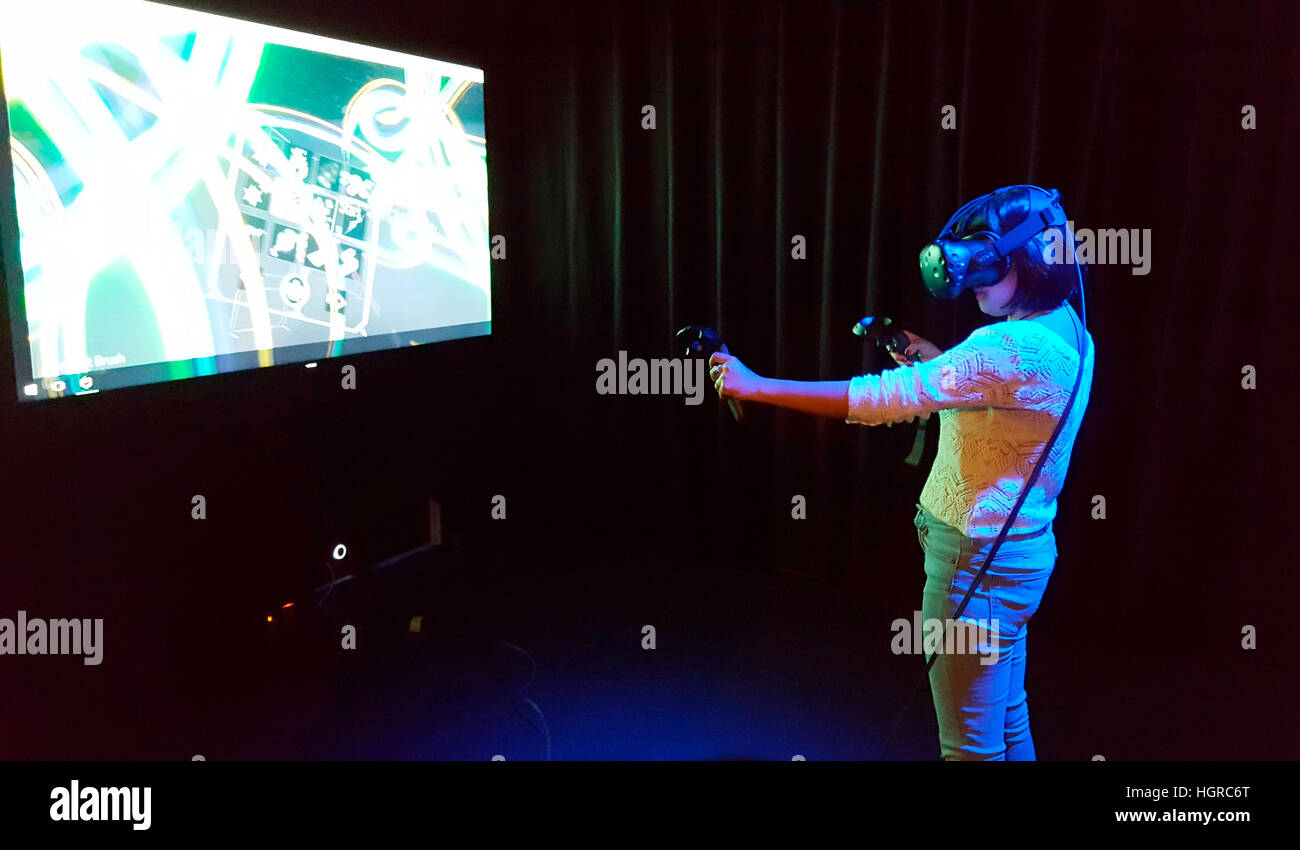 eine Frau probt die virtuelle Realitaet mit einer "Datenbrille", Berlin. Stock Photo