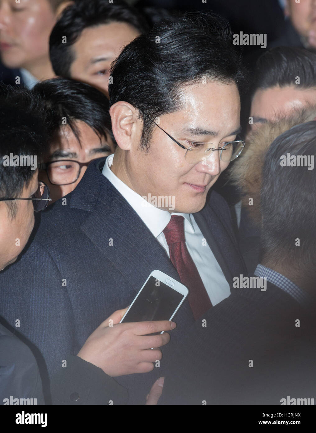 Seoul, South Korea. 12th Jan, 2017. Samsung Electronics Vice Chairman Lee Jae-yong receives interviews before questioning in Seoul, South Korea, Jan. 12, 2017. The heir apparent of Samsung Group, South Korea's largest conglomerate, appeared in the office of an independent counsel team investigating a scandal involving impeached President Park Geun-hye for his alleged involvement in bribery charges. © Lee Sang-ho/Xinhua/Alamy Live News Stock Photo