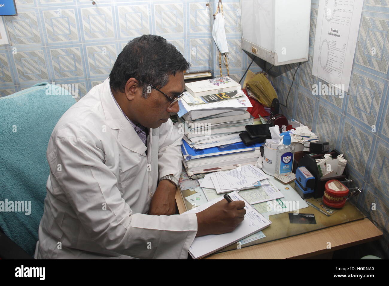 (170112) DHAKA, Jan. 12, 2017 (Xinhua) A doctor writes a prescription in Dhaka, capital of