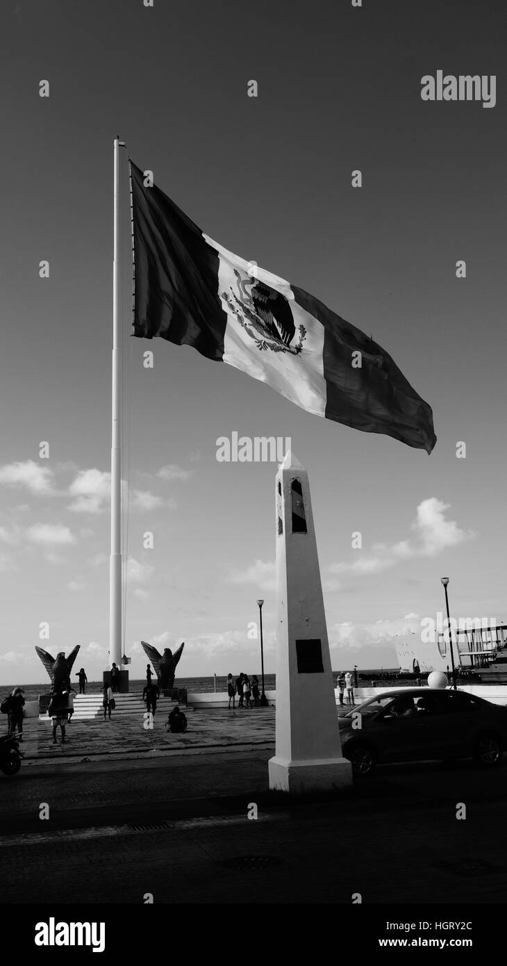 Bandera de Méxco en Cozumel, símbolo de  esperanza del pueblo en el destino de su raza, pureza de los ideales del pueblo y sangre que derramaron Stock Photo