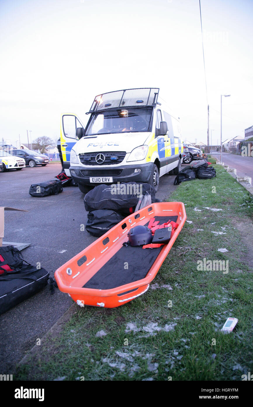 Jaywick, Essex, UK. 13th Jan, 2017. Police arrive in Jaywick to prepare for the evacuation of residents © David Johnson/Alamy Live News Stock Photo