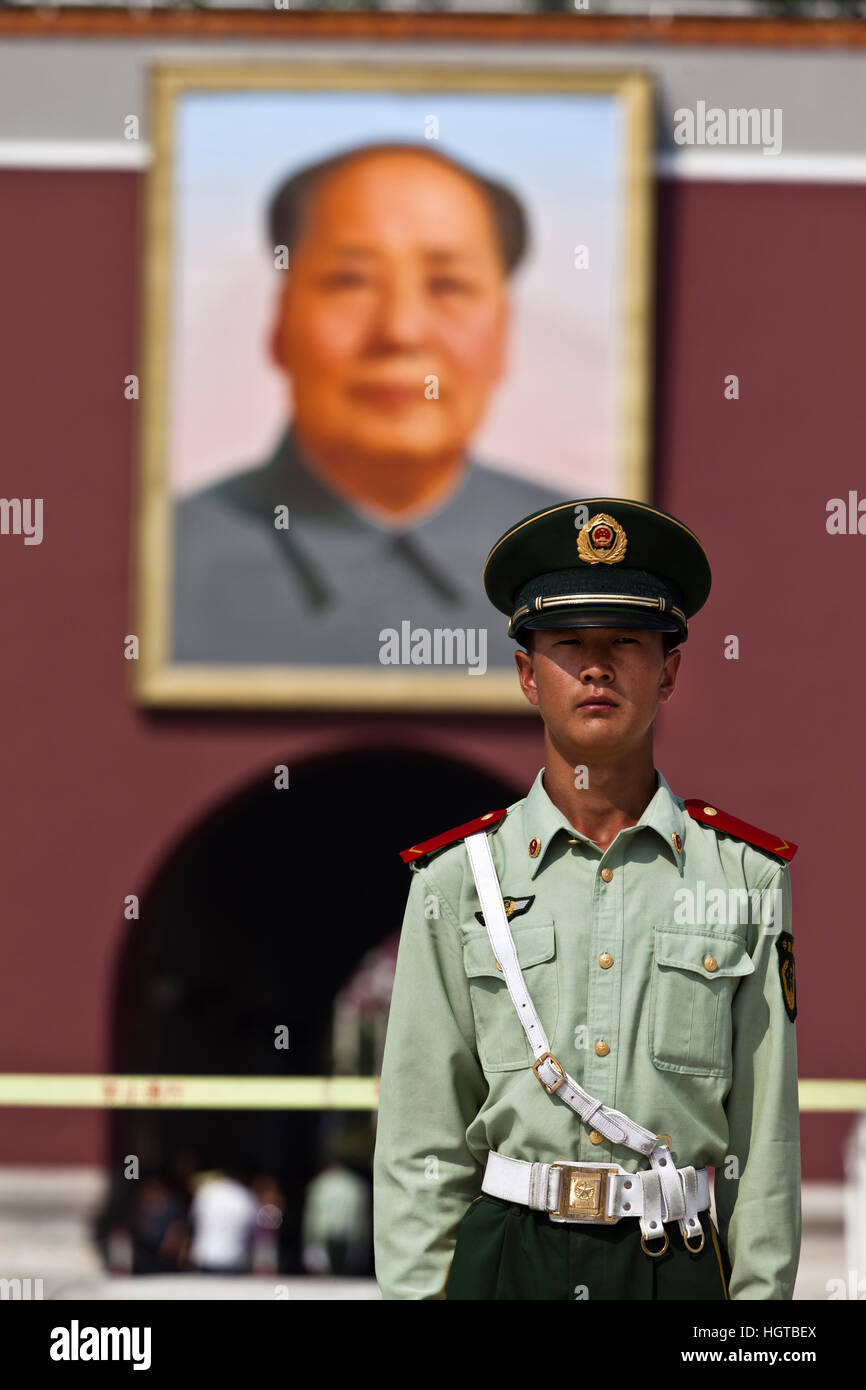 Soldier of the Peoples' Liberation Army (PLA) in front of a large Image of Mao Tse Tung in the Forbidden Clty, Beijing, China Stock Photo