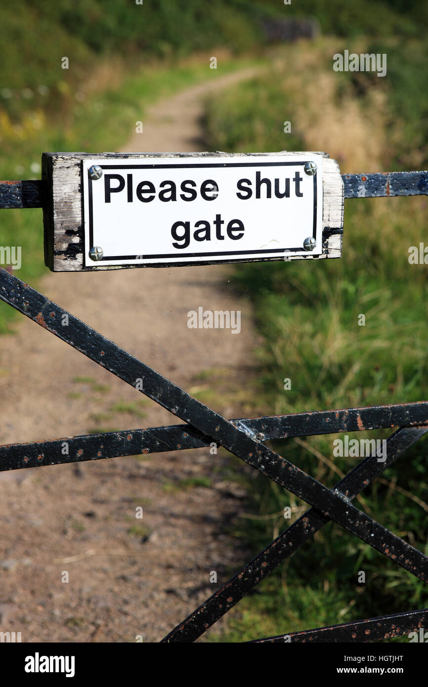 Please Shut Gate sign on country path Stock Photo