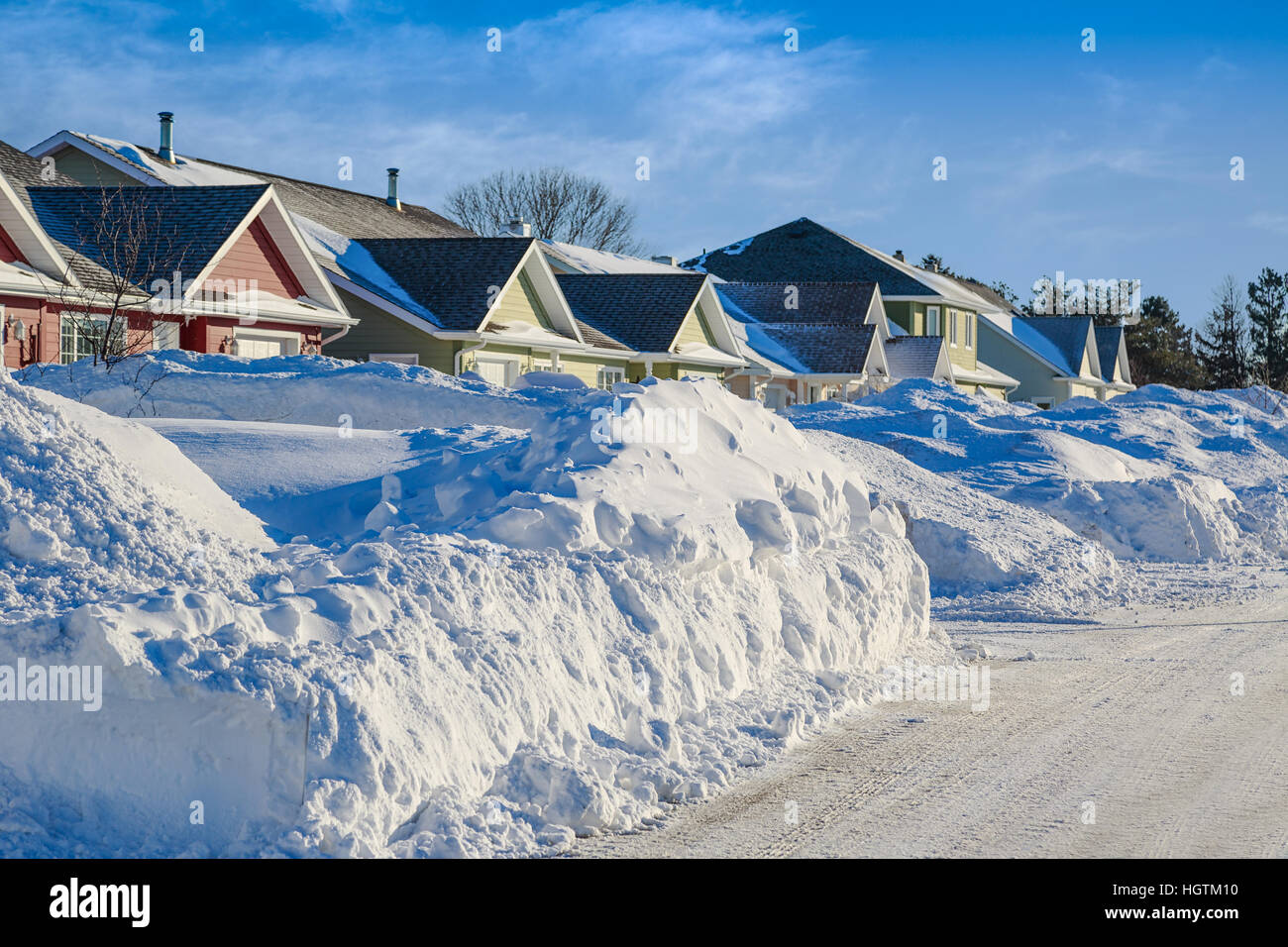 Homes in a North American suburb after a snow storm Stock Photo - Alamy