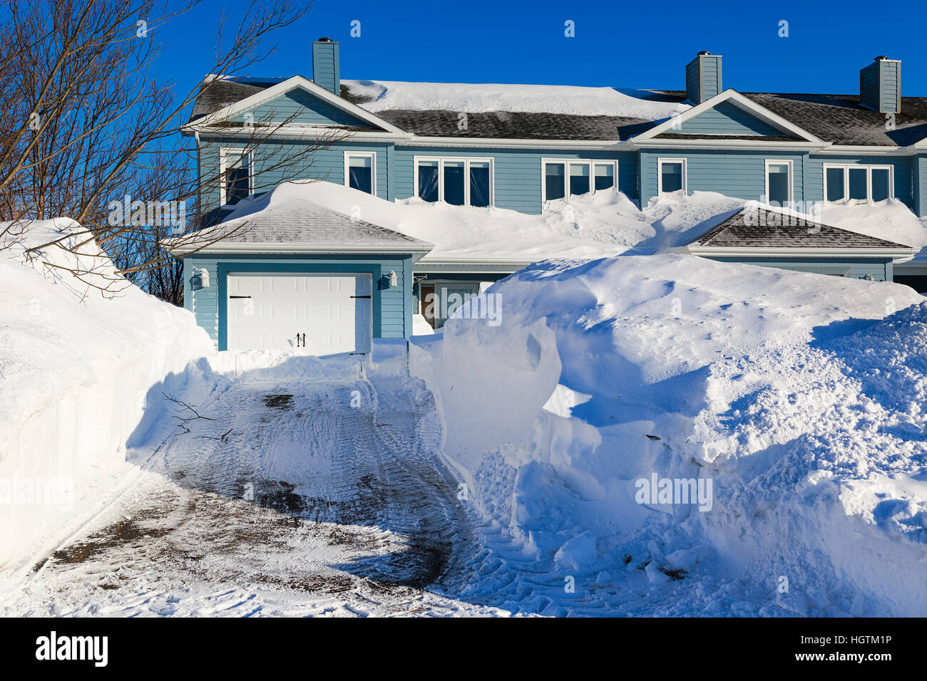 Homes in a North American suburb after a snow storm Stock Photo - Alamy
