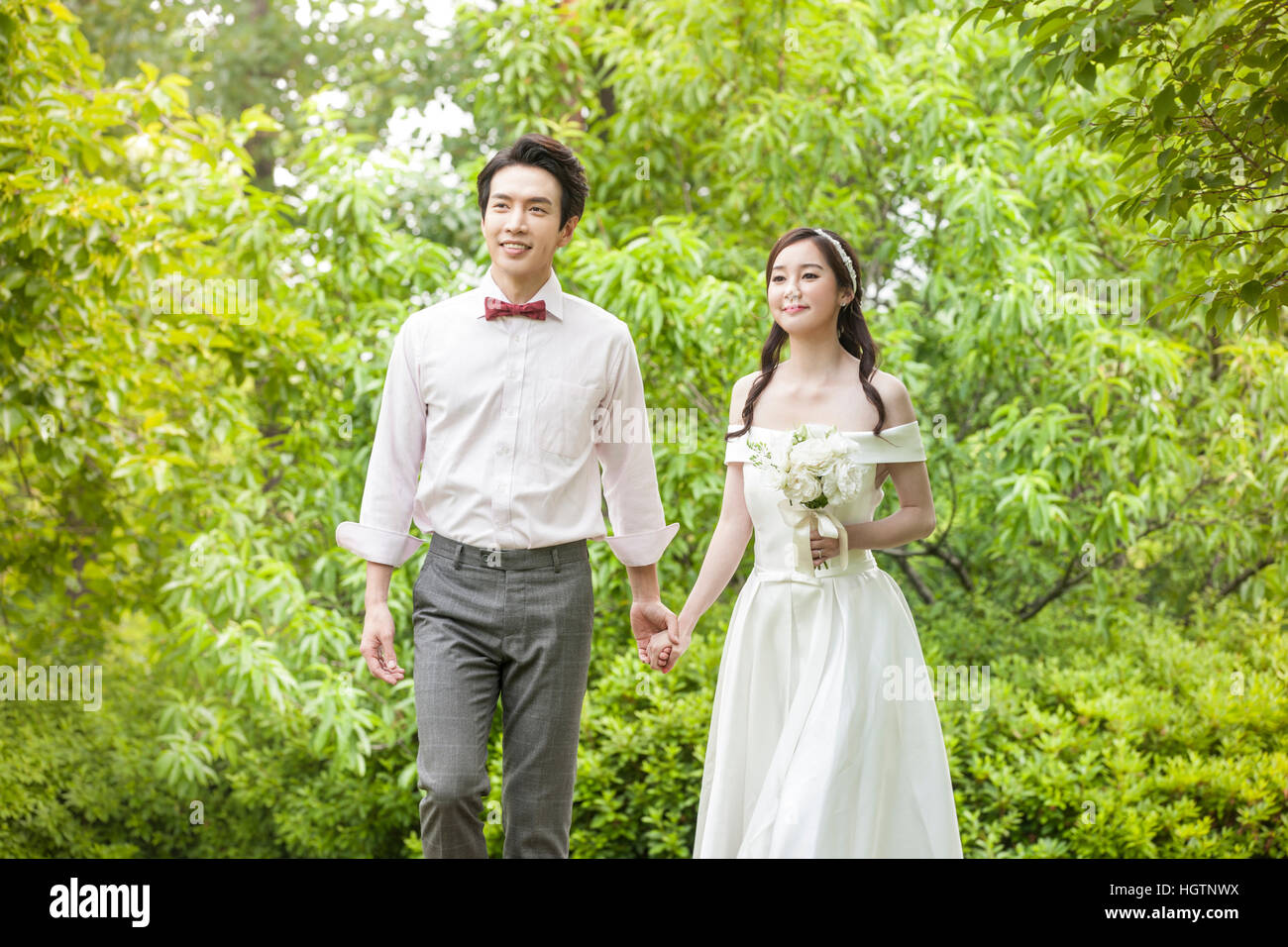 Couple walking hand in hand hi-res stock photography and images - Alamy