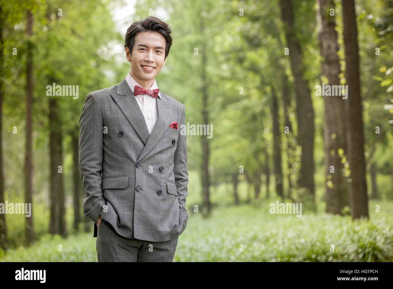 Smiling groom hi-res stock photography and images - Alamy