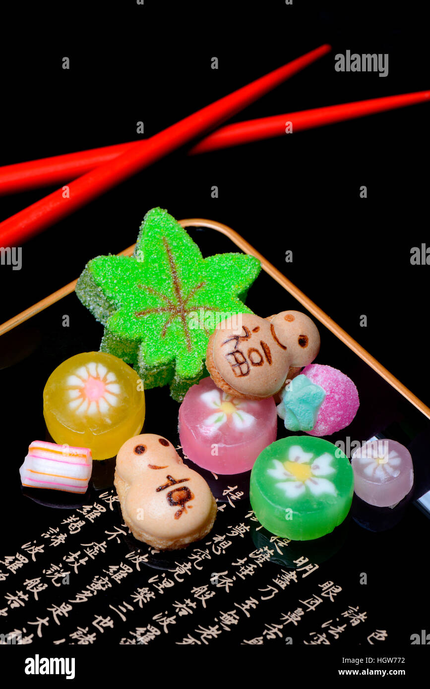 Wagashi, Japanische Suessigkeiten auf Tablett mit Schriftzeichen, Bonbon, Bonbons Stock Photo