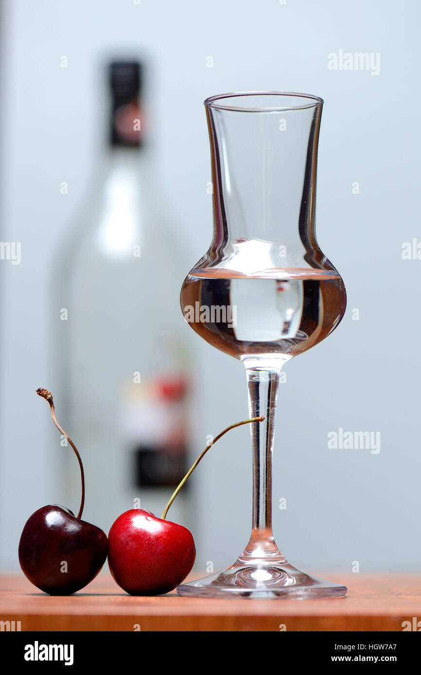 Glas kirschwasser mit kirschen hi-res stock photography and images - Alamy