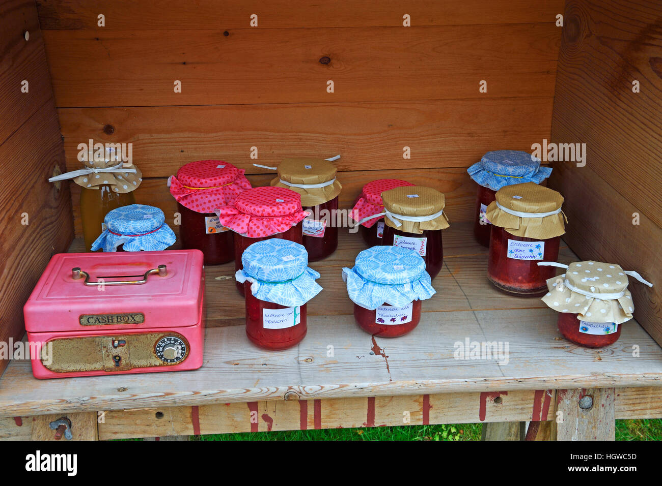 Hausgemachte Marmeladen zur Selbstbedienung vor einem Haus in Keitum, Sylt, nordfriesische Inseln, Nordfriesland, Schleswig-Holstein, Deutschland Stock Photo