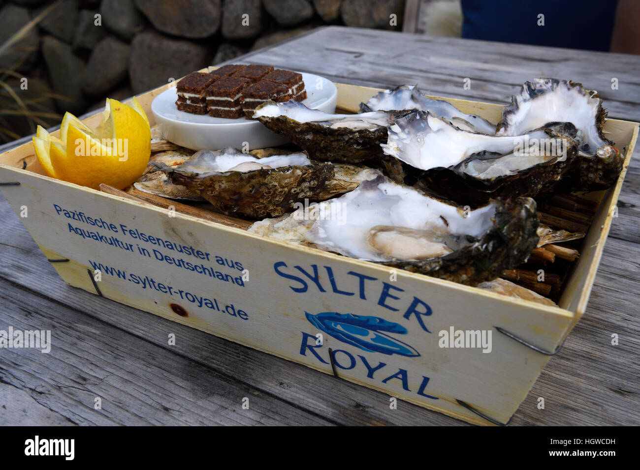 6 frische Austern, Sylter Royal, serviert im traditionellen Spankorb, Sylt, nordfriesische Inseln, Nordfriesland, Schleswig-Holstein, Deutschland Stock Photo