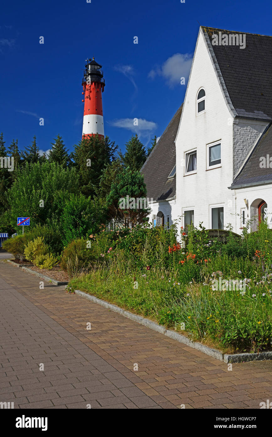 typisches Wohnhaus und Leuchtturm, Hoernum, Sylt, nordfriesische Inseln, Nordfriesland, Schleswig-Holstein, Deutschland Stock Photo