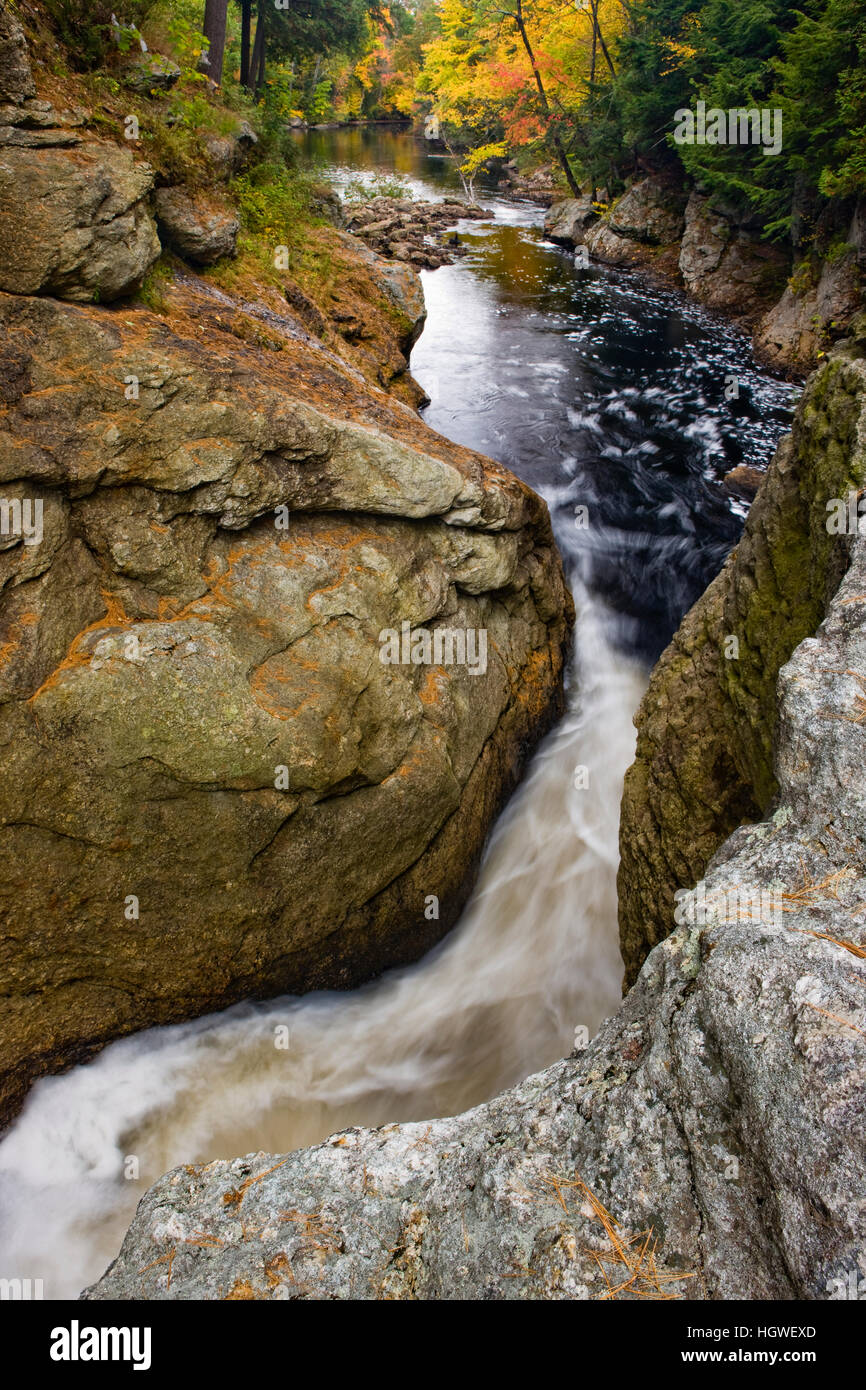 Snow falls in West Paris, Maine. Fall Stock Photo Alamy