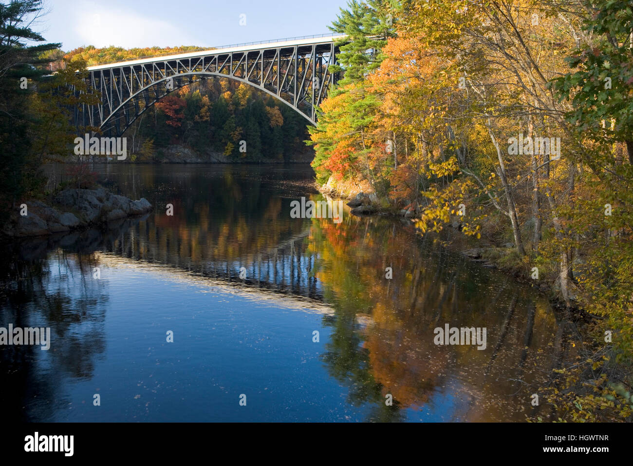 The French King Bridge spans the Connecticut River in Erving, Massachusetts.  Route 2 - Mohawk Highway. Fall.  Confluence of Millers River. Stock Photo