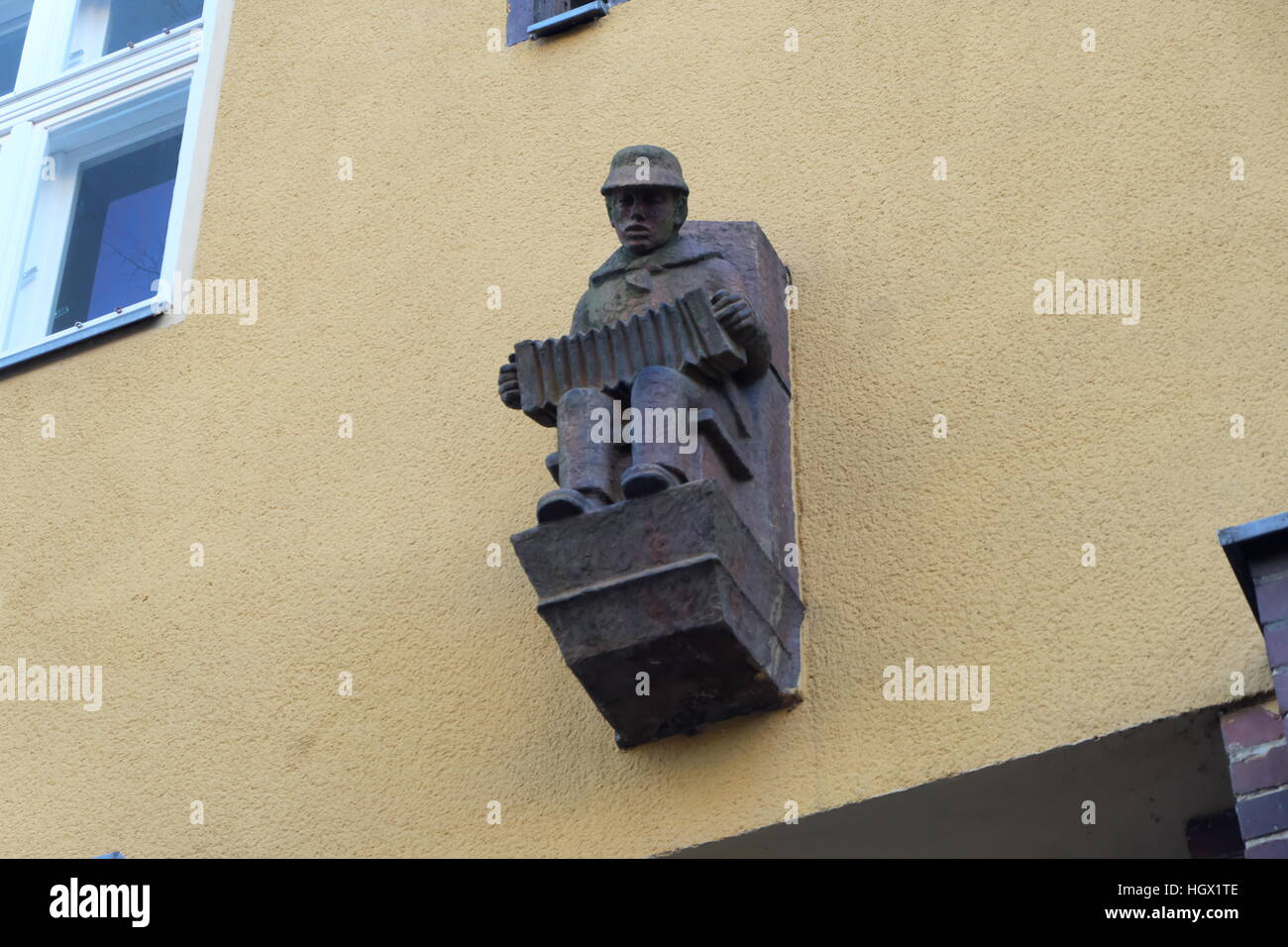 Decorative figure above doorway Herschelstrasse  11 Charlottenburg Berlin. Stock Photo