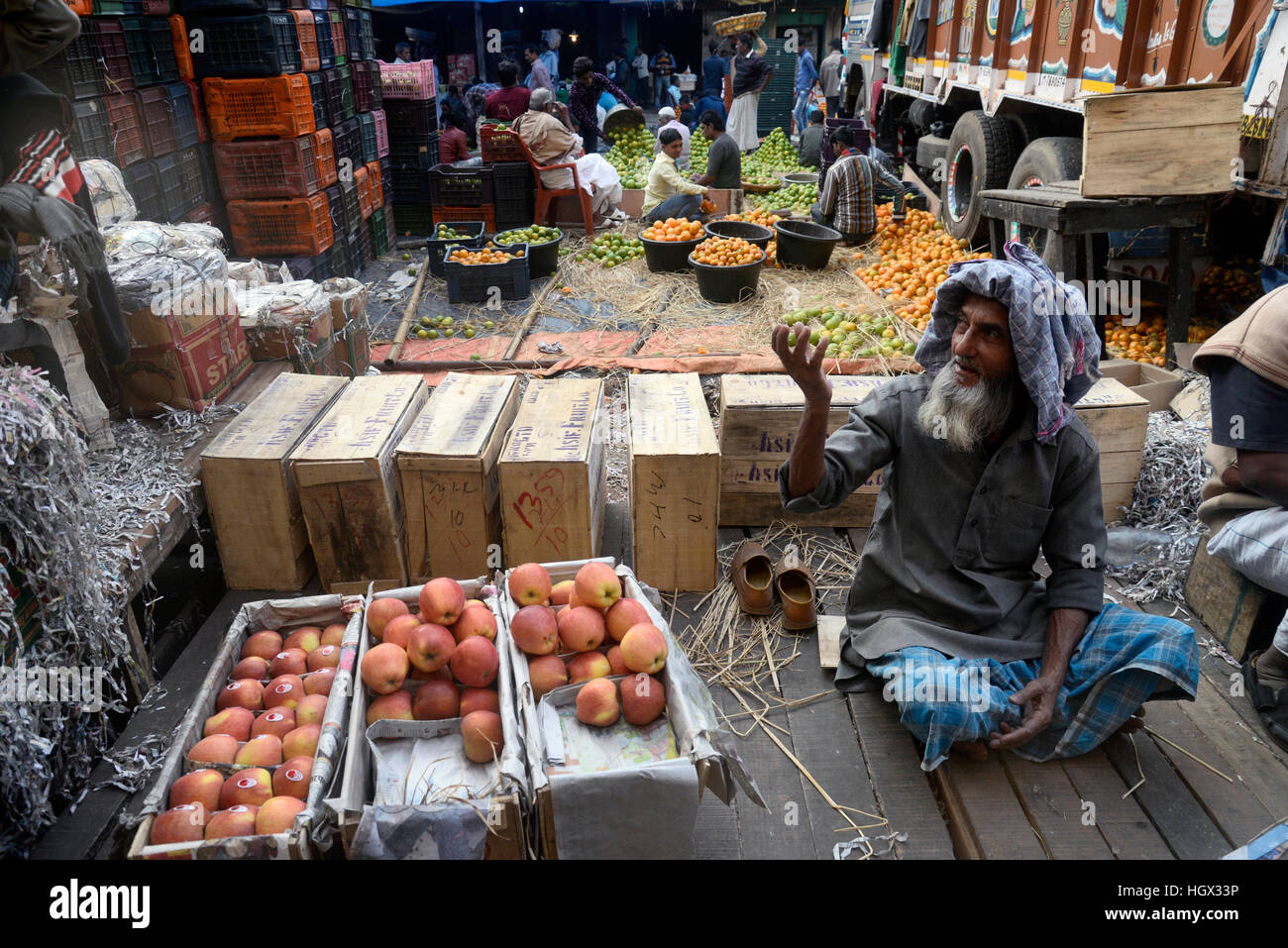 Wholesale fruit market kolkata west hires stock photography and images