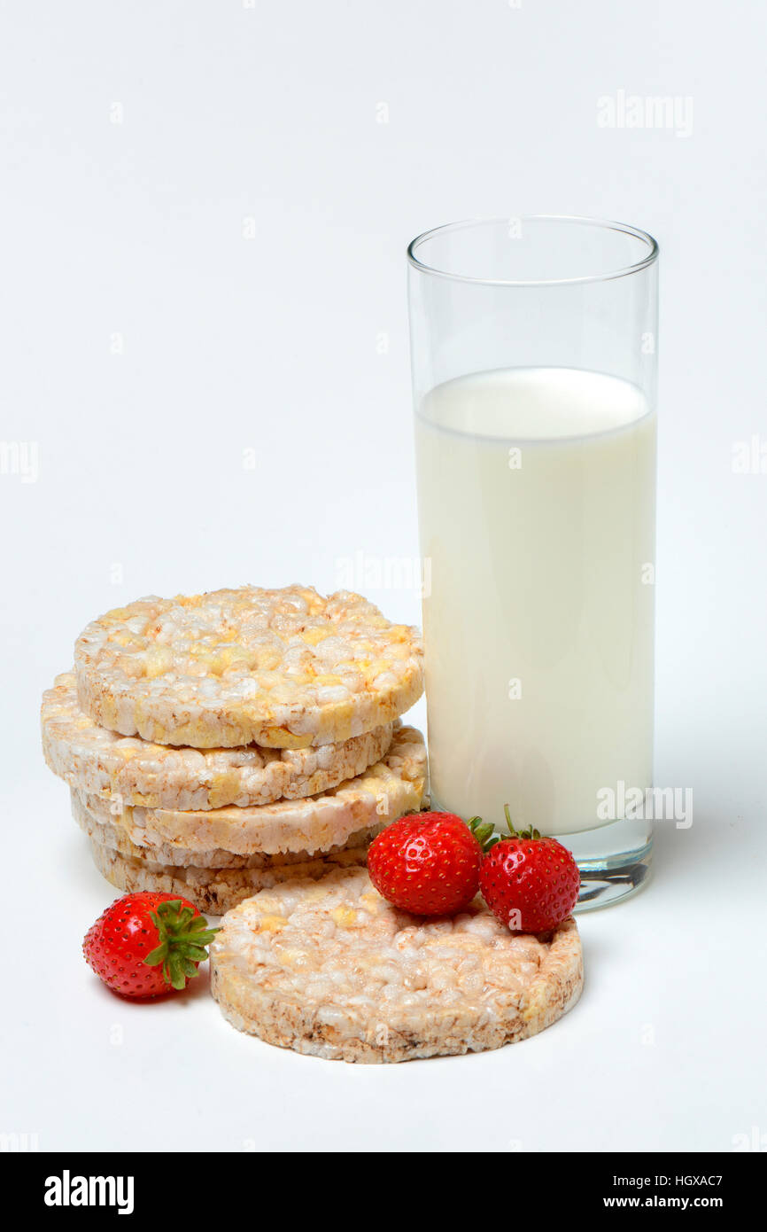 Mais-Reis-Waffeln mit Glas Milch und Erdbeeren Stock Photo