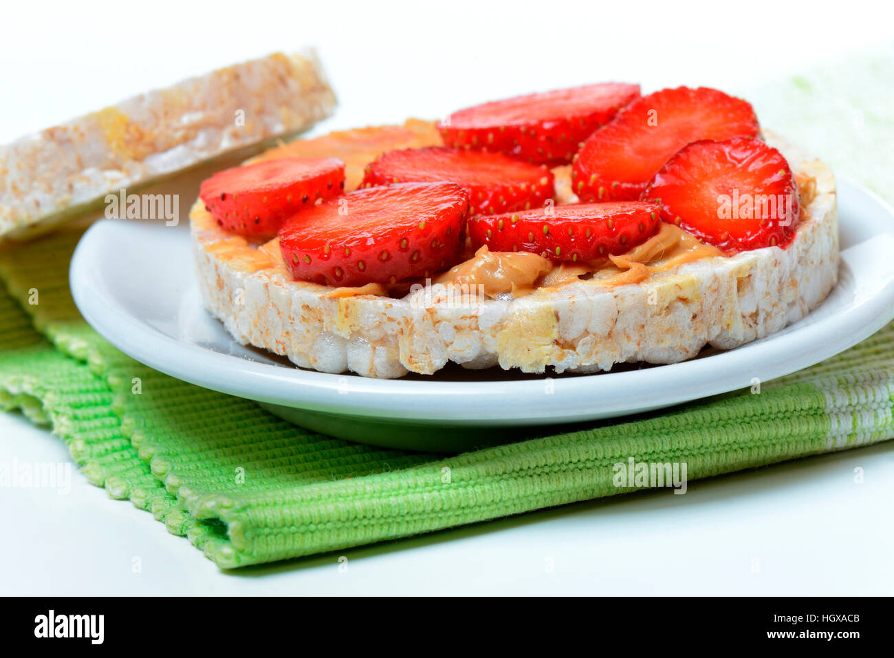 Mit Erdbeeren und Erdnussbutter belegte Mais-Reis-Waffel Stock Photo
