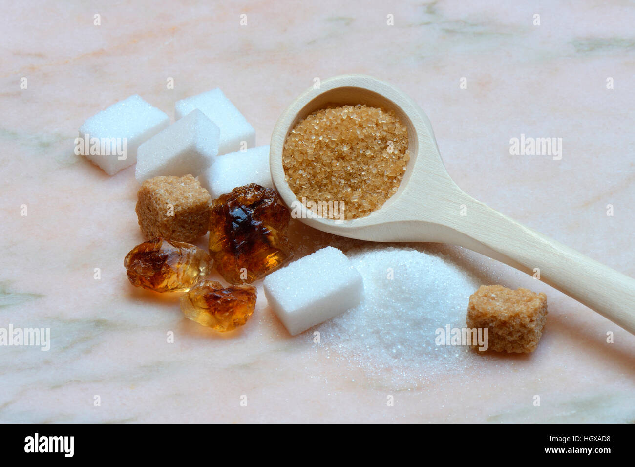 Weisser und brauner Zucker, Ruebenzucker, Rohrzucker, Kandiszucker, Zuckerwuerfel