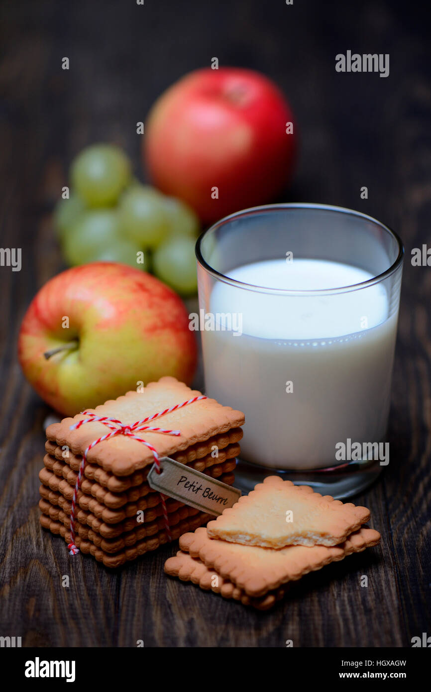 Butterkekse und Glas Milch Stock Photo - Alamy