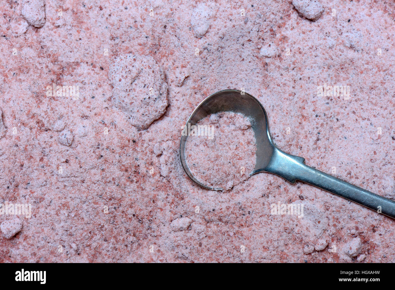 Kala Namak, gemahlenes Salz mit Loeffelchen, Indisches Salz, Schwarzsalz, schwarzes Salz, Indien Stock Photo
