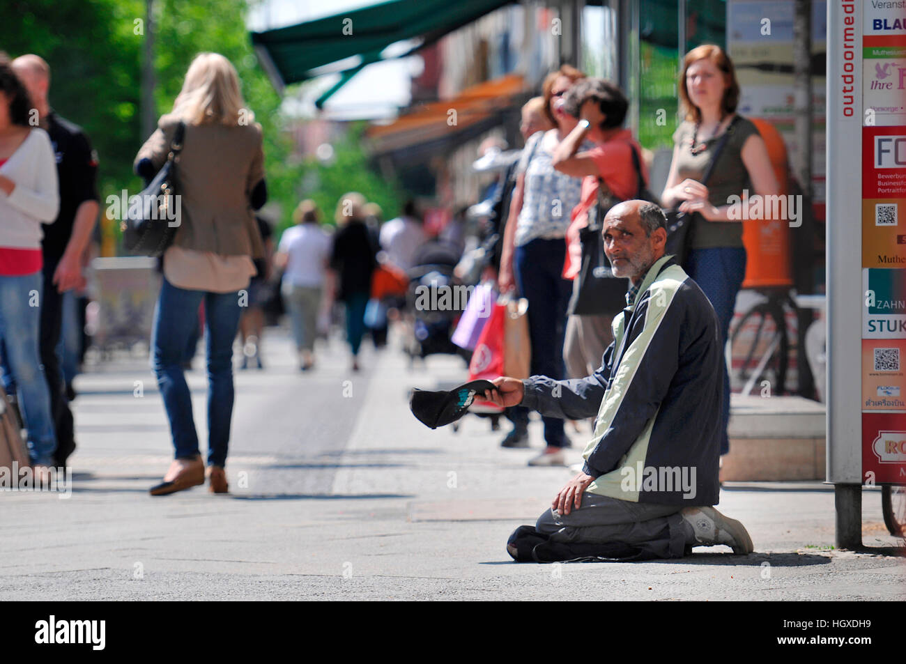 Bettler, Schlossstrasse, Steglitz, Berlin, Deutschland Stock Photo