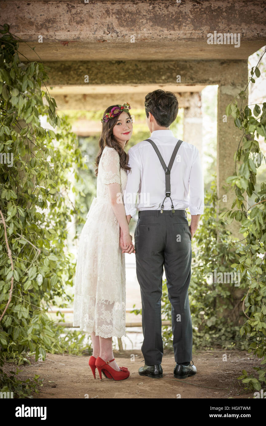 Smiling wedding couple Stock Photo - Alamy