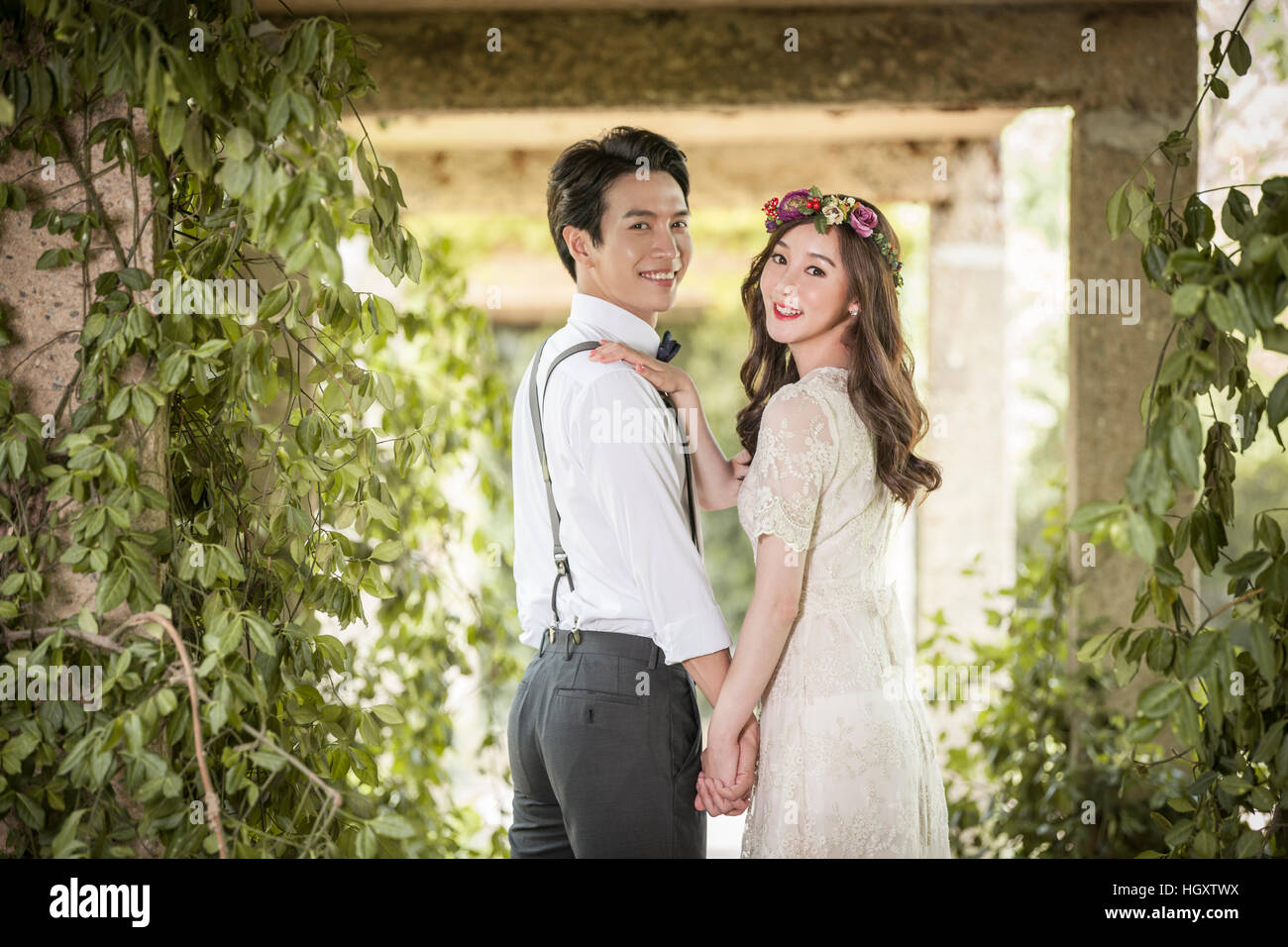 Smiling wedding couple Stock Photo - Alamy