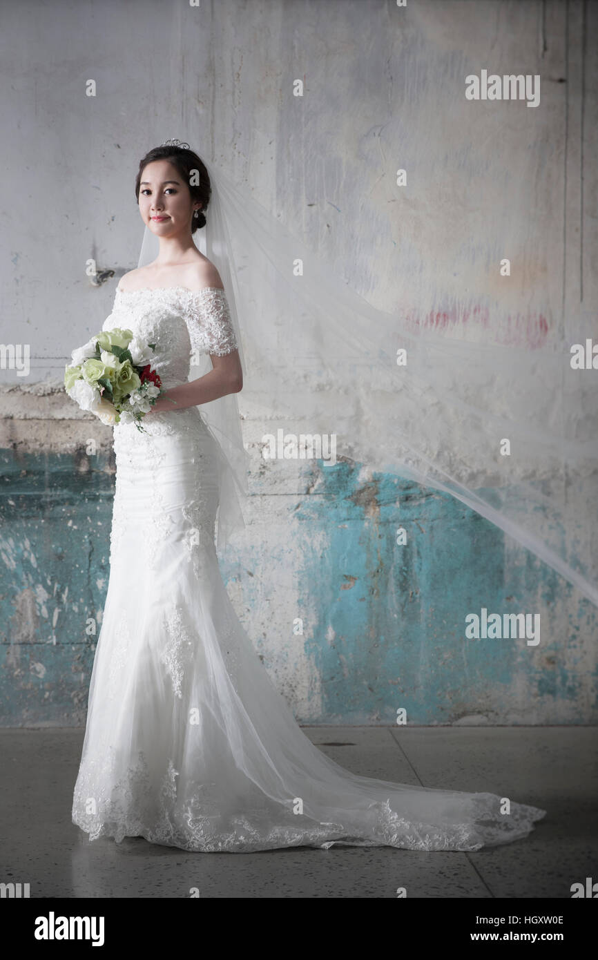 Smiling bride flowers hi-res stock photography and images - Alamy