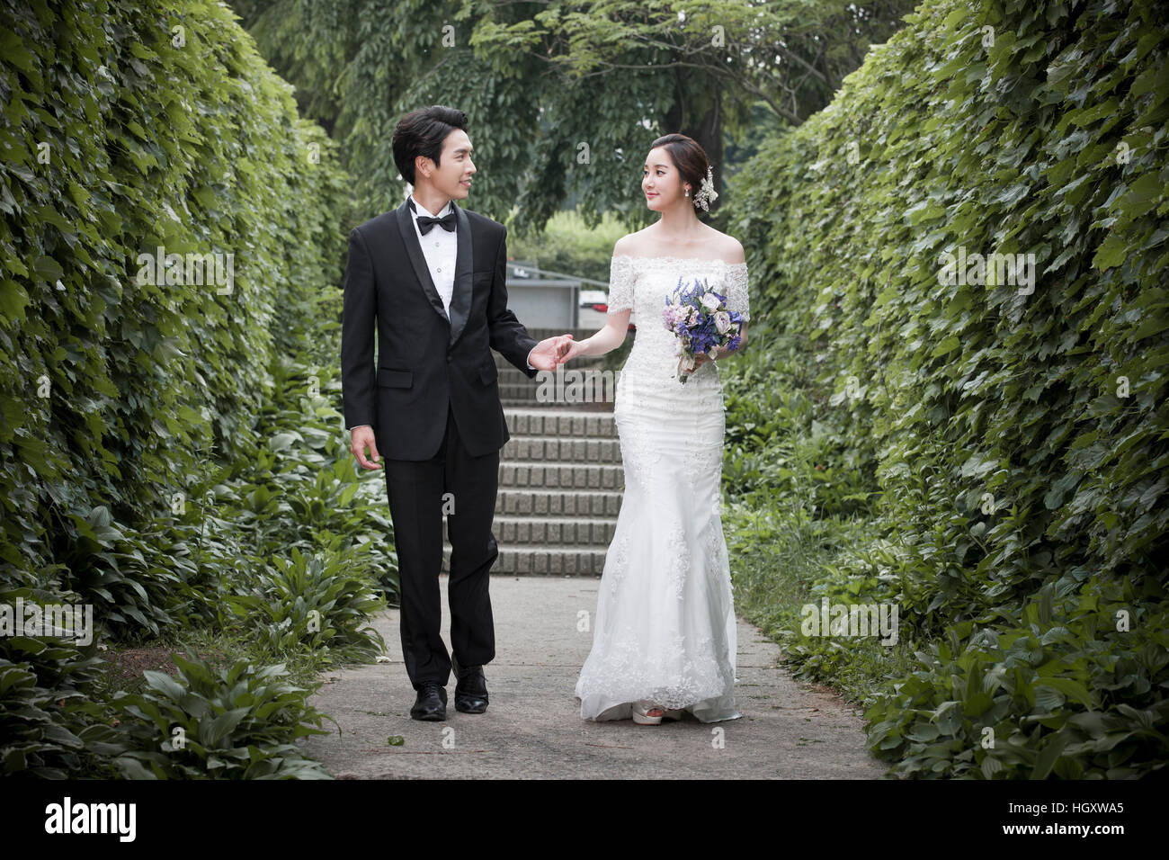 Smiling wedding couple Stock Photo - Alamy
