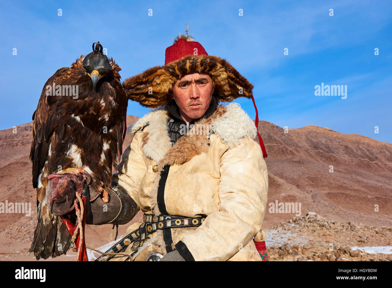 Mongolia, Bayan Olgii, kazakh eagle hunter, Eagle hunting, golden eagle