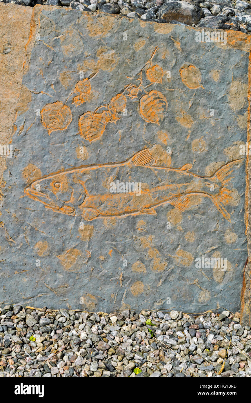 NEIL GUNN MEMORIAL STRATHPEFFER A CARVED FLAGSTONE AND SALMON Stock Photo