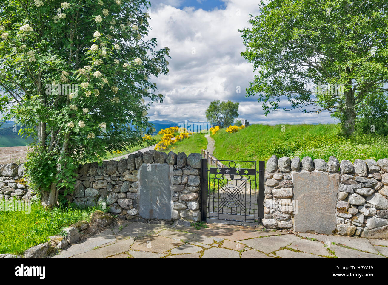 NEIL GUNN MEMORIAL STRATHPEFFER NEAR INVERNESS IN EARLY SUMMER THE ENTRANCE GATE AND STONES Stock Photo