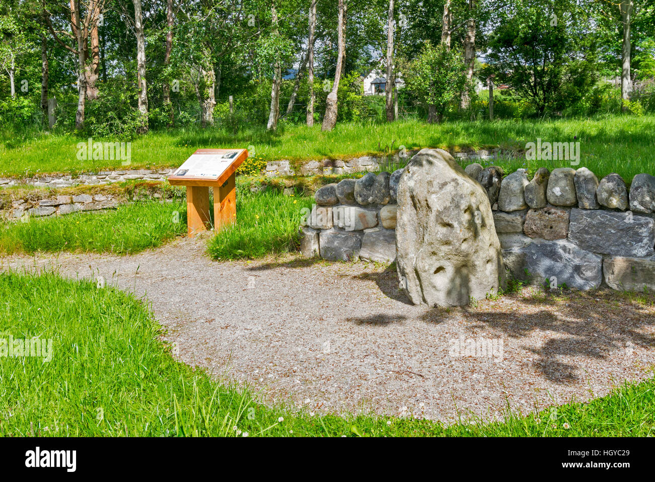 THE HEIGHTS OF FODDERTY STONE AND EXPLANATORY NOTICE BOARD LOCATED AT THE GUNN MEMORIAL STRATHPEFFER Stock Photo