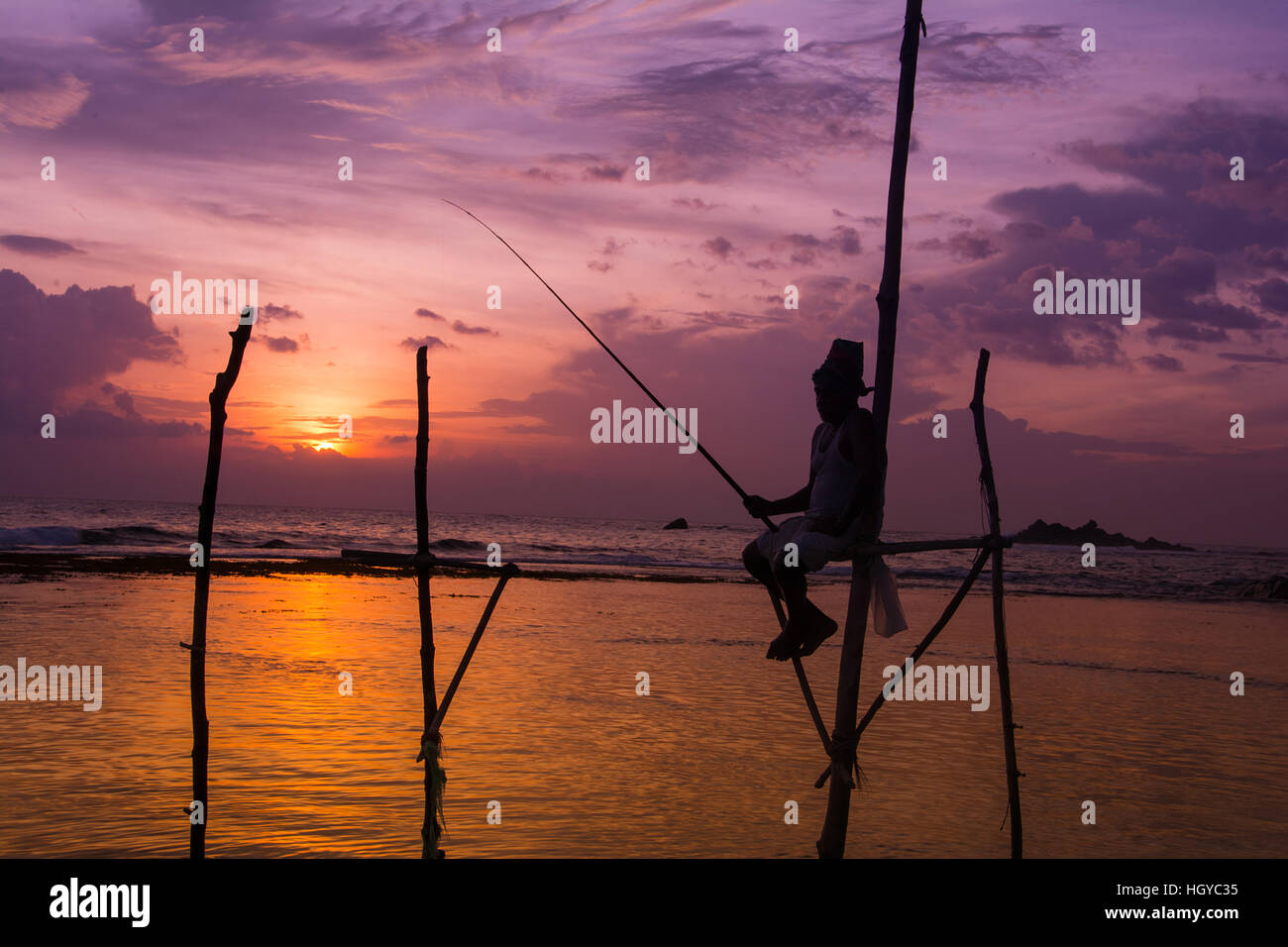 Traditional Sri Lankan stilt fishermen Stock Photo - Alamy