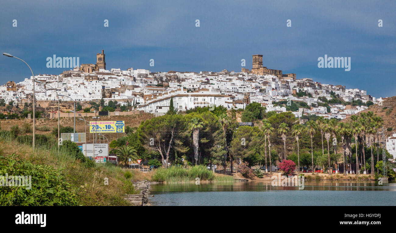 Spain, Andalusia, Province of Cadiz, Arcos de la Frontera atop a sandstone ridge over the Rio Guadalete Stock Photo