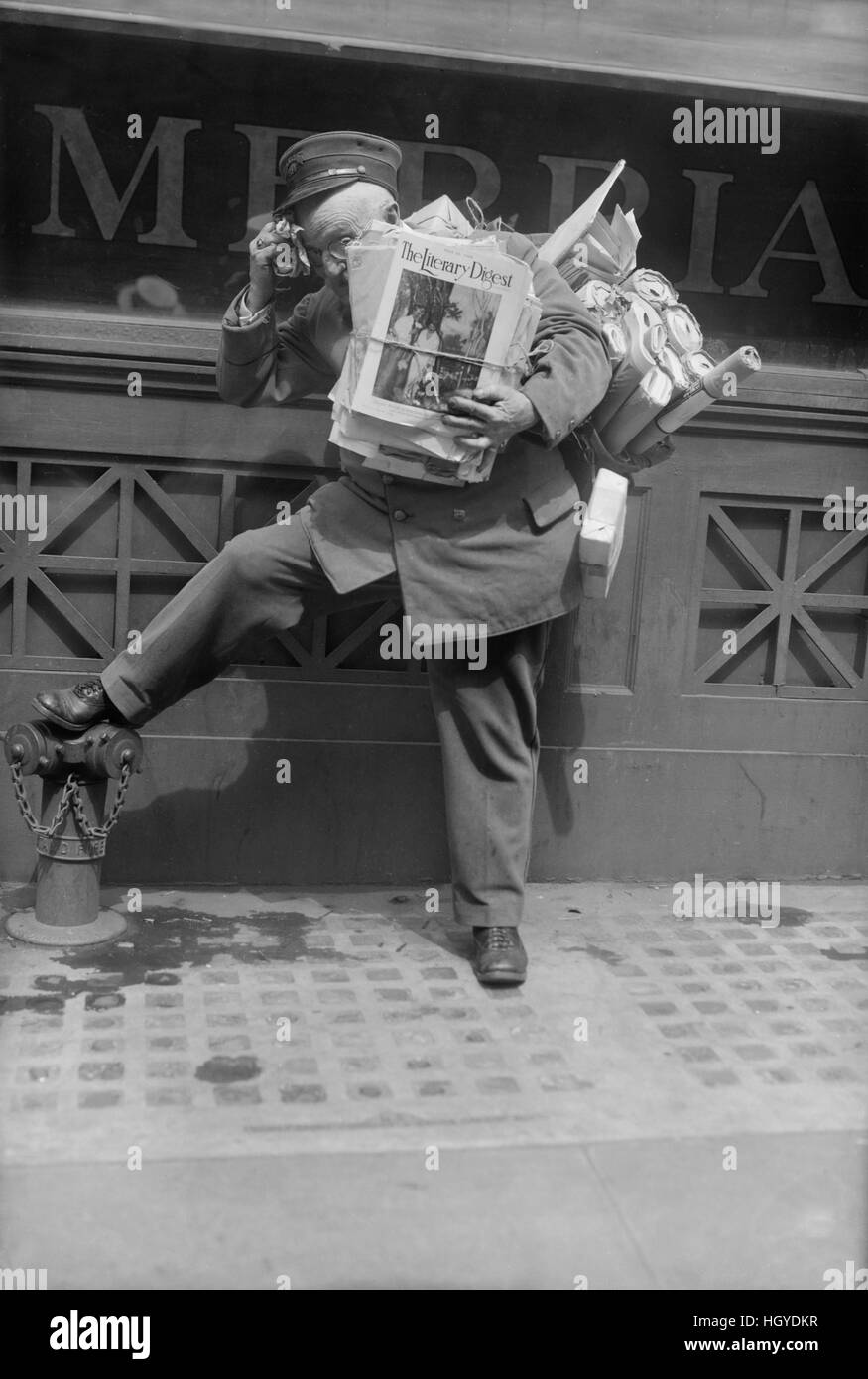 Mailman Delivering Mail and Packages, New York City, New York, USA, Bain News Service, May 1920 Stock Photo