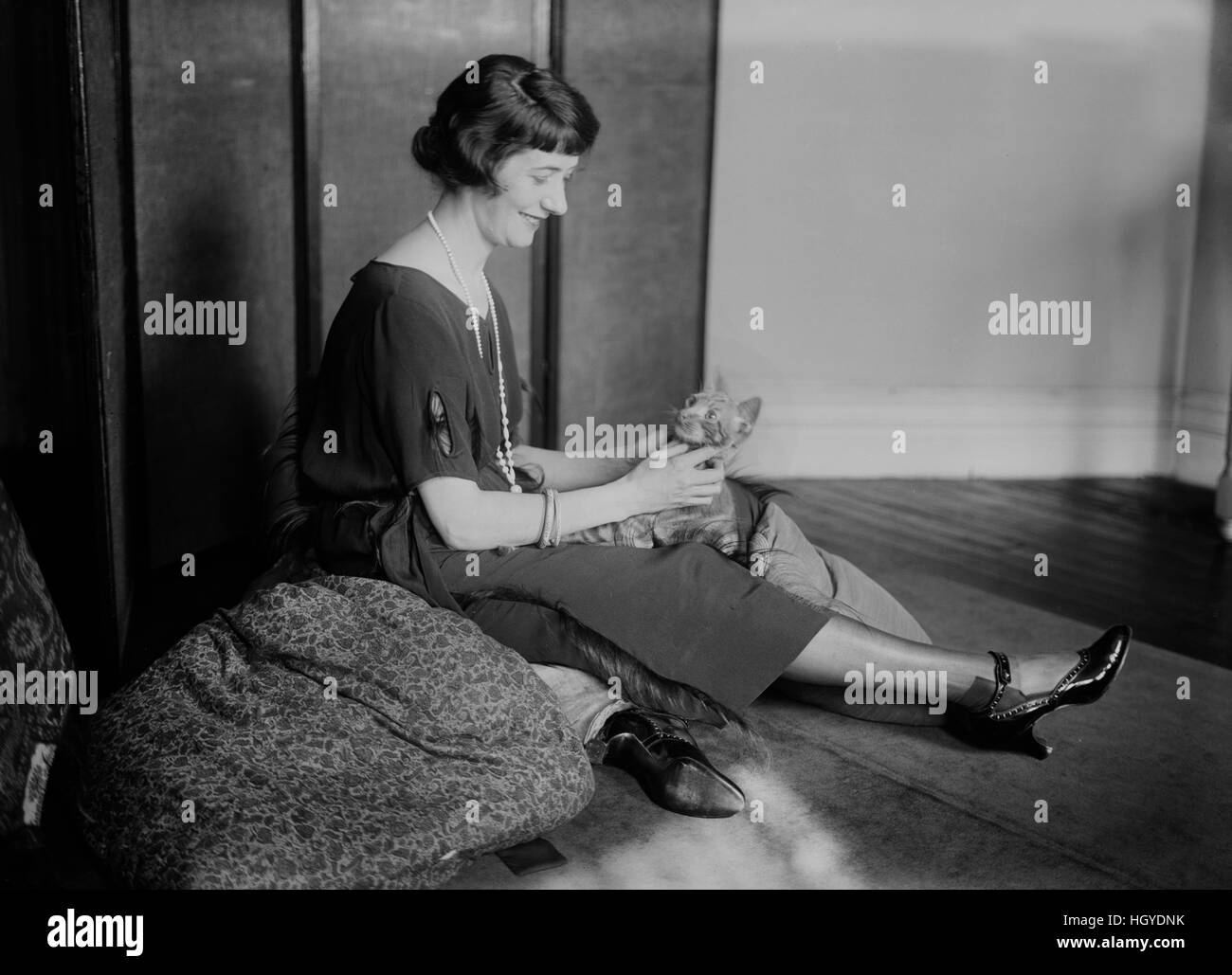 Actress Lynn Fontanne, Portrait with Cat, Bain News Service, 1920 Stock Photo