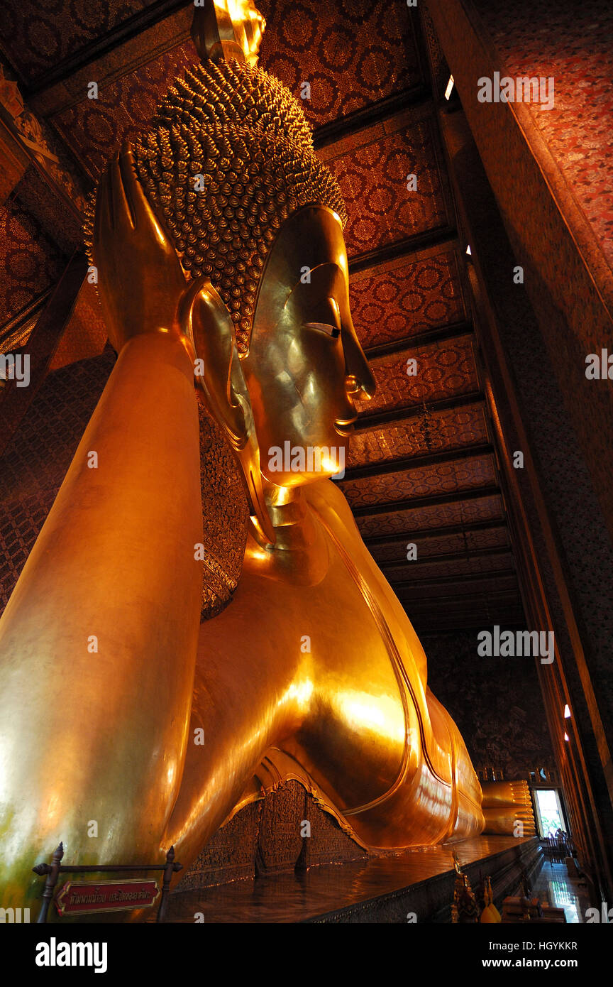 Statue of the Reclining Buddha, Wat Pho temple, Bangkok, Thailand Stock ...