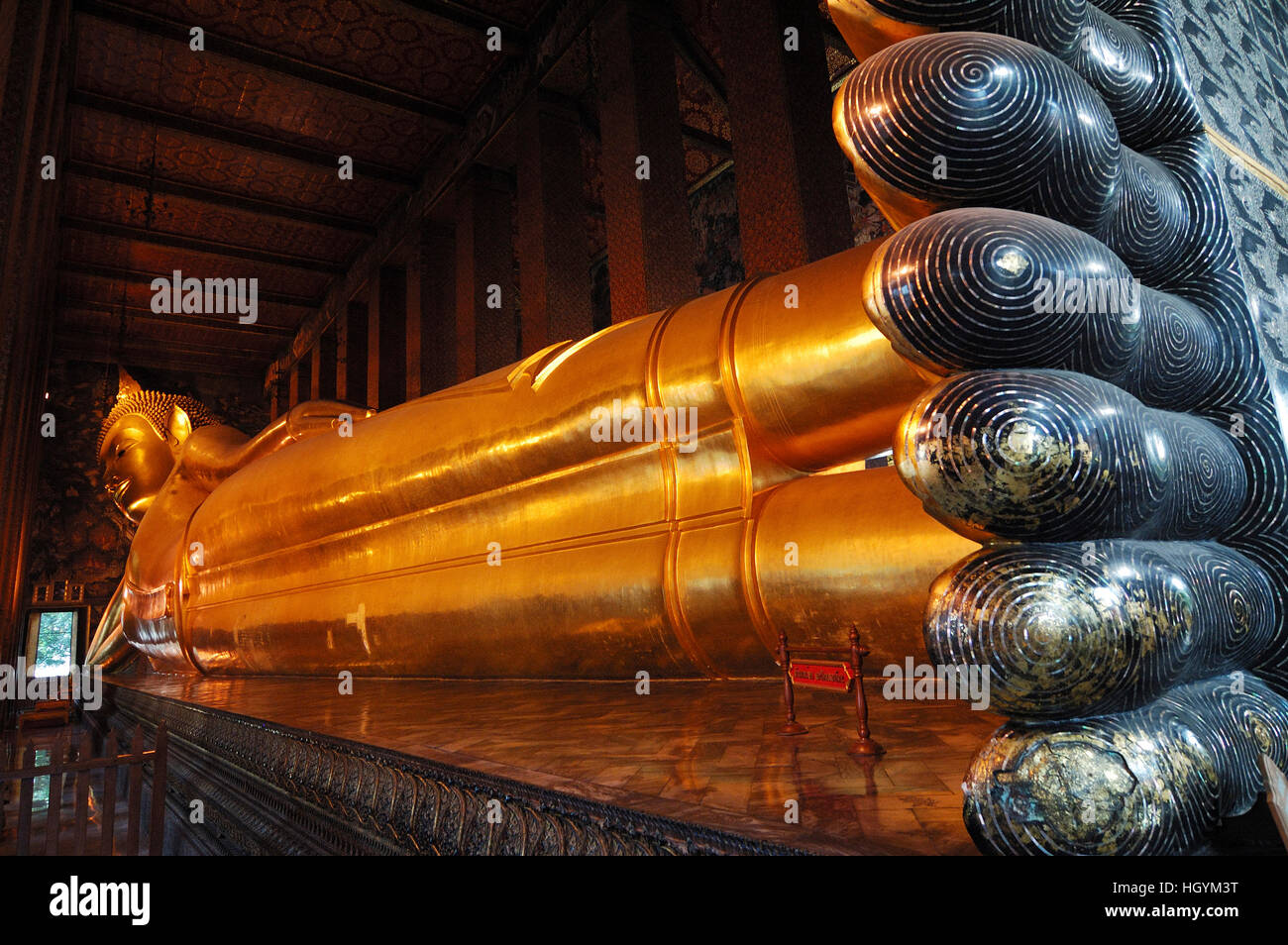 Statue of the Reclining Buddha, Wat Pho temple, Bangkok, Thailand Stock ...