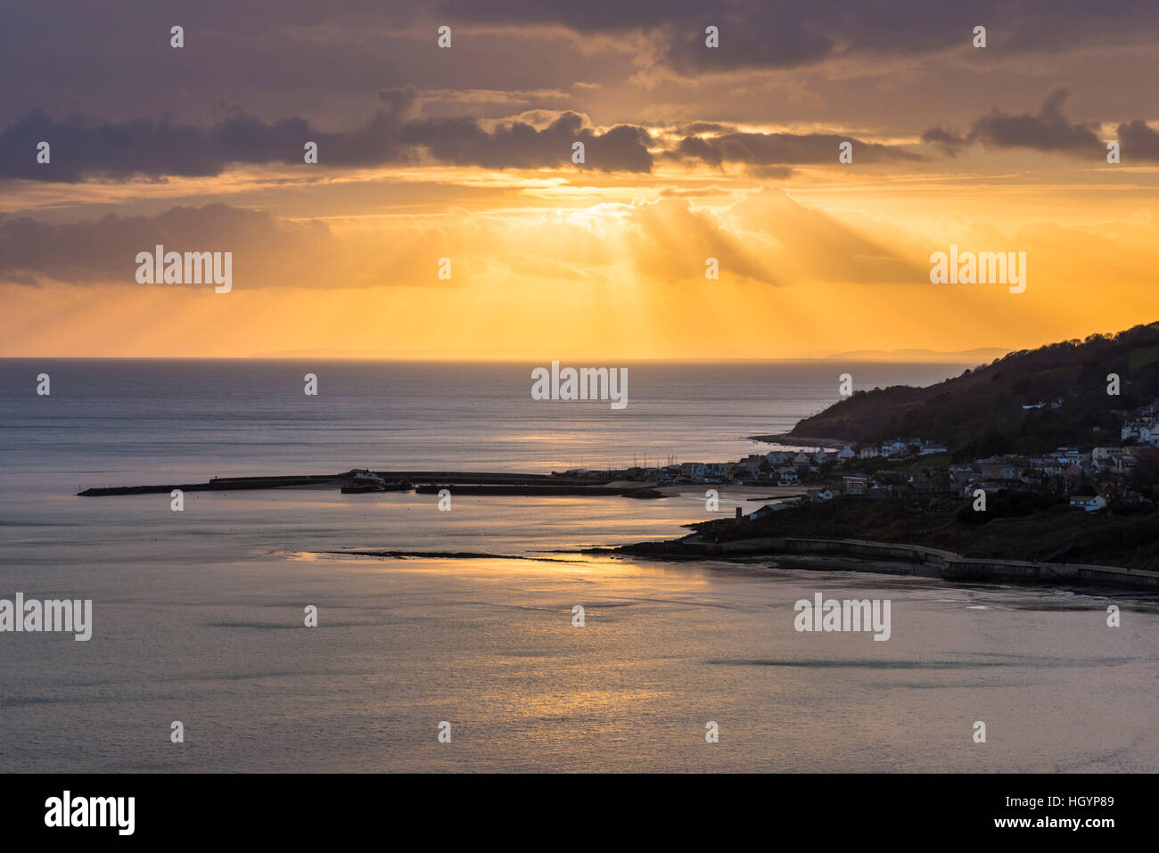 lyme-regis-dorset-uk-13th-january-2017-uk-weather-dramatic-rays-of