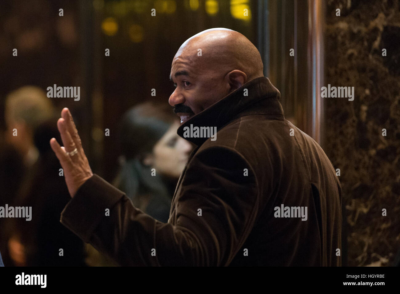 New York, USA. 13th Jan, 2017. Media host Steve Harvey arrives for a meeting with President-elect Donald Trump at Trump Tower in New York, USA. Credit: MediaPunch Inc/Alamy Live News Stock Photo