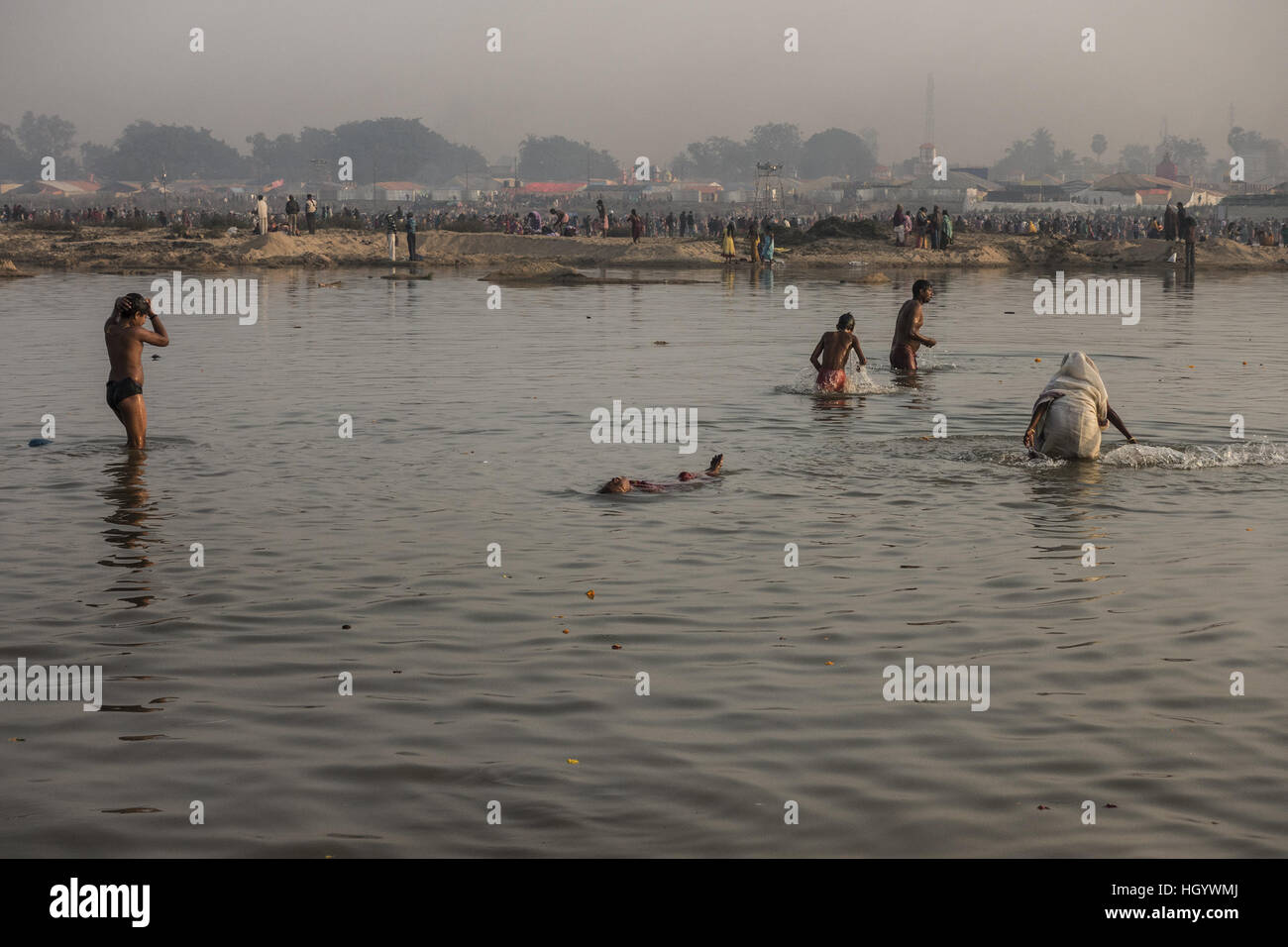 Kolkata, Indian state West Bengal. 14th Jan, 2017. Indian Hindu devotees take a holy dip in the Ajay river near the Joydev Fair, some 200km away from Kolkata, capital of eastern Indian state West Bengal, Jan. 14, 2017. A large number of Hindu pilgrims converge for the Joydev Fair on the occasion of Makar Sankranti, a holy day of the Hindu calendar, during which taking a dip is considered to be of great religious significance. © Tumpa Mondal/Xinhua/Alamy Live News Stock Photo