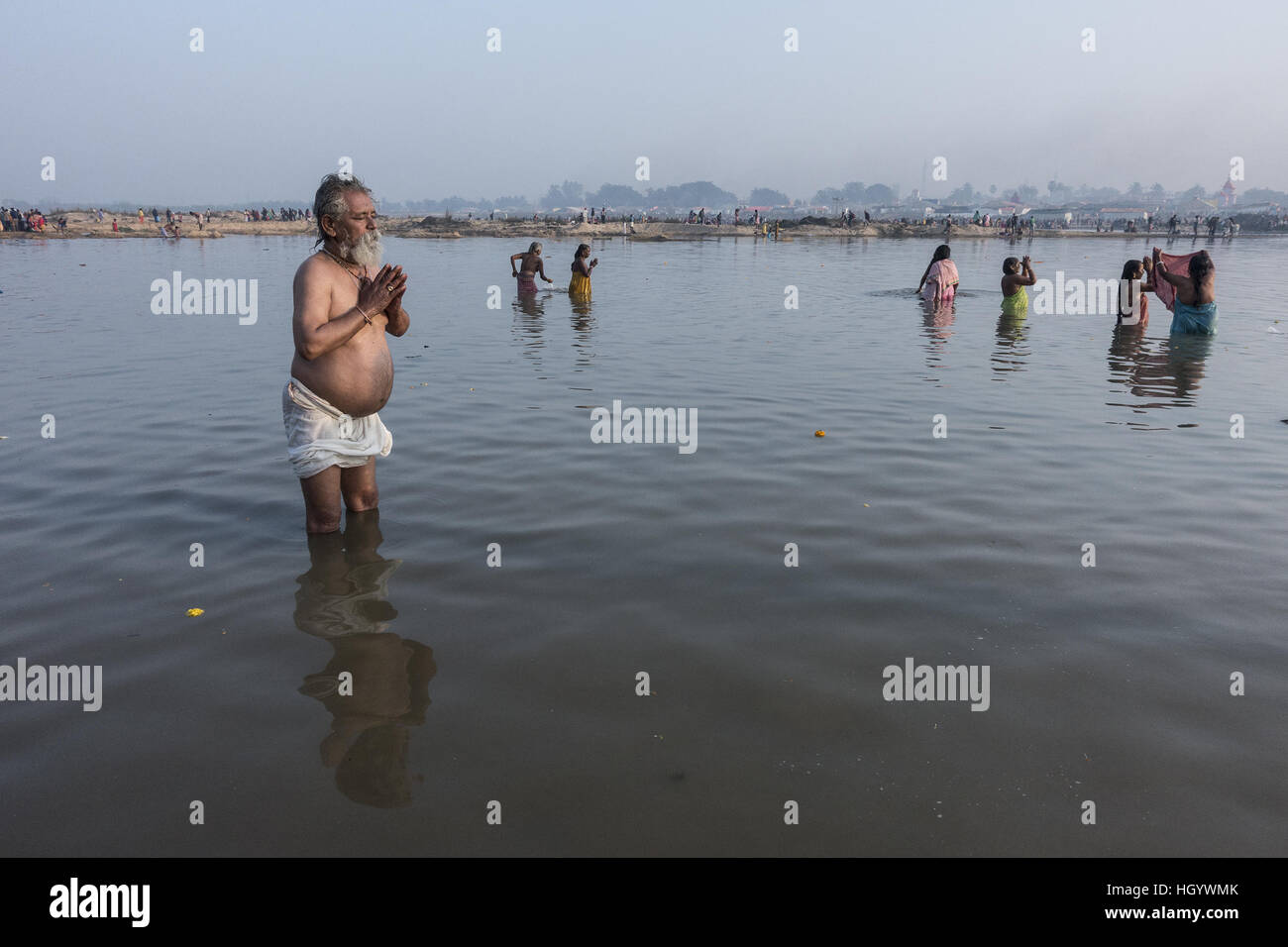 Kolkata, Indian state West Bengal. 14th Jan, 2017. Indian Hindu devotees take a holy dip in the Ajay river near the Joydev Fair, some 200km away from Kolkata, capital of eastern Indian state West Bengal, Jan. 14, 2017. A large number of Hindu pilgrims converge for the Joydev Fair on the occasion of Makar Sankranti, a holy day of the Hindu calendar, during which taking a dip is considered to be of great religious significance. © Tumpa Mondal/Xinhua/Alamy Live News Stock Photo