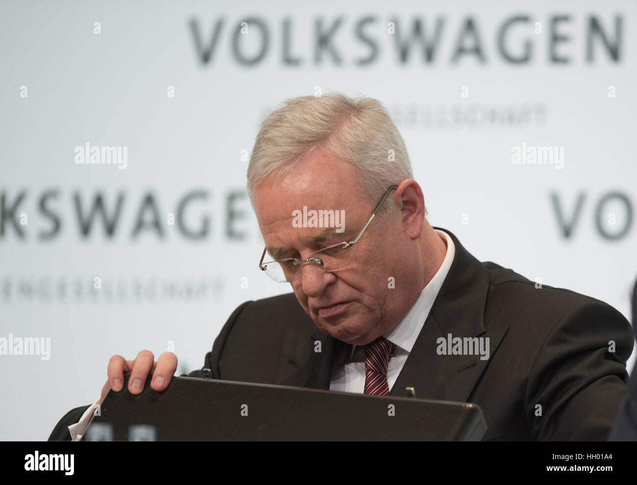 ARCHIV - Martin Winterkorn, der damalige Vorstandsvorsitzende der Volkswagen AG, schaut am 12.03.2015 in Berlin bei der Jahrespressekonferenz von VW in seinen Aktenoffer. (zu dpa 'Bericht: Neue Dokumente belasten Winterkorn in VW-Abgasskandal' am 14.01.2017) Foto: Jochen Lübke/dpa    (c) dpa - Bildfunk    Stock Photo