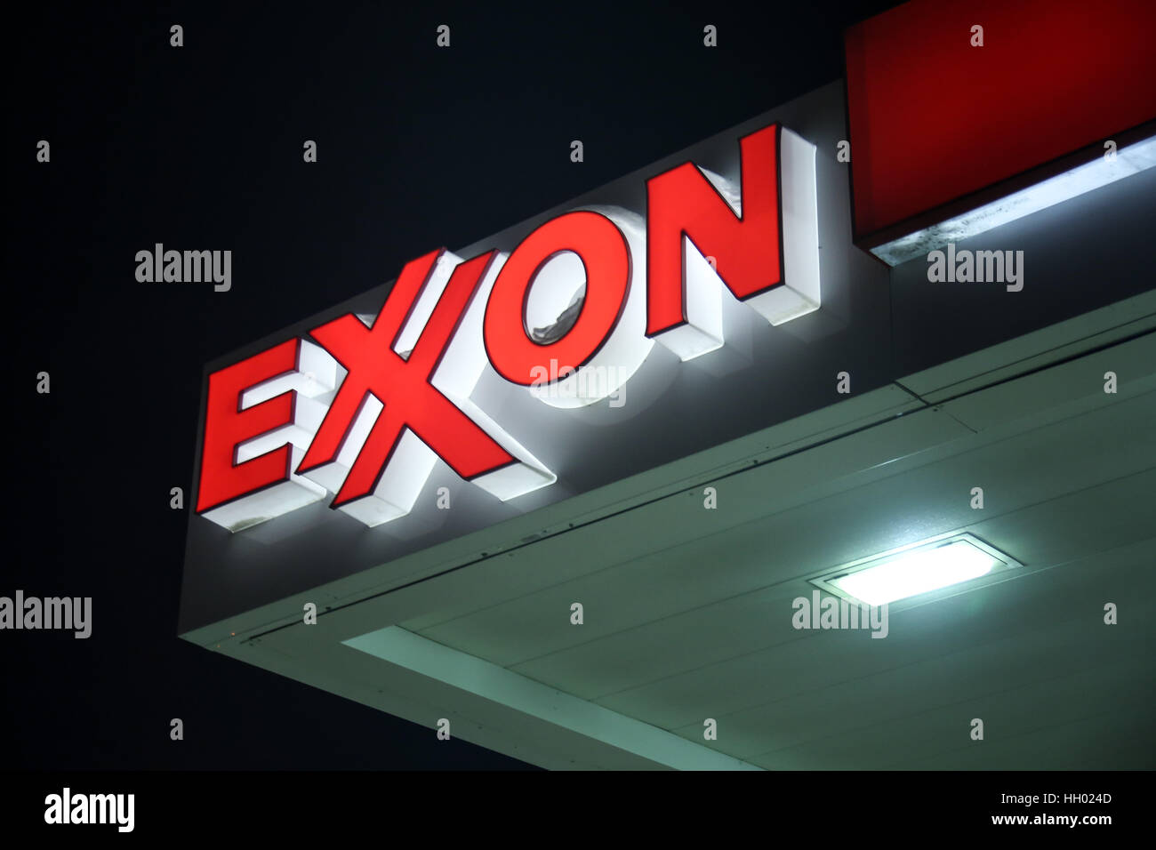 North Dakota, USA. 14th January, 2017. An Exxon gas station is photographed in Bismarck, North Dakota. A Massachusetts judge ordered Exxon to hand over documents from the company's climate change research dating back to 1976, in North Dakota, USA. Credit: Joel Angel Juarez/ZUMA Wire/Alamy Live News Stock Photo