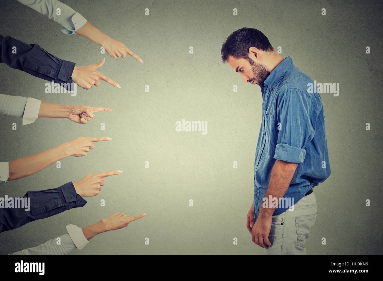 Насмешки окружающих. Общественное осуждение. Виноватый человек. Чувство вины. Осуждение эмоция.